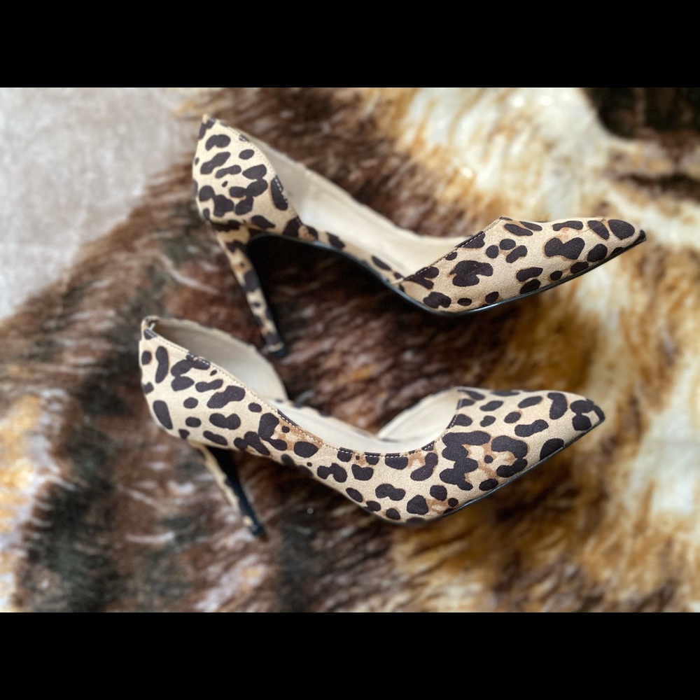 Leopard print pumps